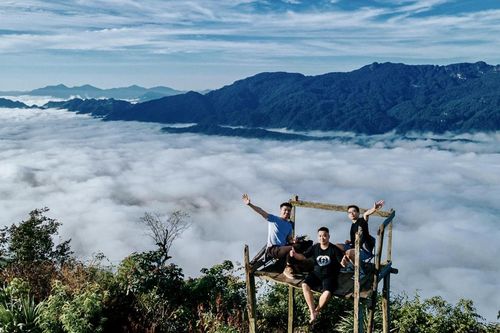 Mộc Châu: Chạm tay vào biển mây trên đỉnh Mu Náu cao vút