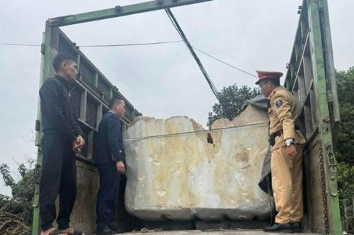 Lào Cai tạm giữ 2 xe tải chở 70 tấn đá hoa không rõ nguồn gốc vào miền Nam