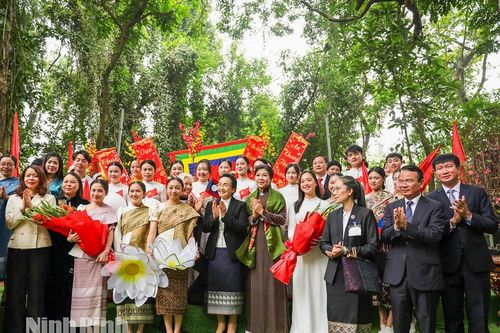 Phu nhân Tổng Bí thư Đảng Cộng sản Việt Nam và Phu nhân Tổng Bí thư, Chủ tịch nước Cộng hòa Dân chủ Nhân dân Lào thăm tỉnh Ninh Bình