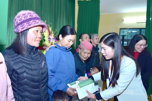 Phó Chủ tịch HĐND tỉnh Lê Thị Thanh Trà tặng quà Tết tại xã Hàm Yên