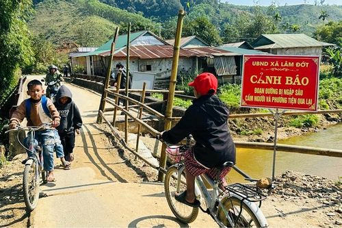 Sớm khắc phục việc sạt lở tại đập tràn và đường dân sinh ở A Lưới