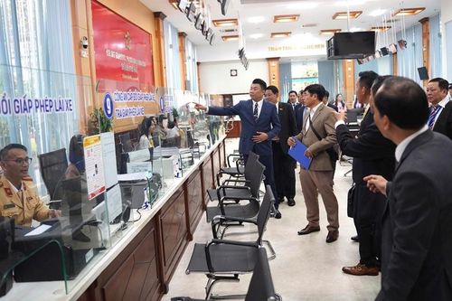 Huế chia sẻ kinh nghiệm vận hành mô hình 'một cửa' và đô thị thông minh với Viêng Chăn