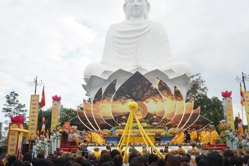 Đà Nẵng: Lễ kỷ niệm ngày Đức Phật thành đạo, trao Giáo chỉ tấn phong giáo phẩm tại chùa Quang Minh