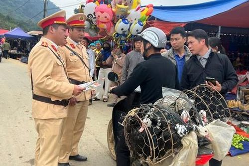 Nghe CSGT 'bắn' tiếng Mông tuyên truyền an toàn giao thông giữa chợ phiên vùng cao