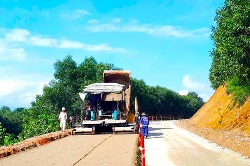 Hai nhà thầu bị phê bình vì thi công chậm tiến độ dự án cải tạo, nâng cấp QL14E