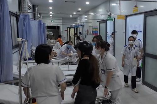 CSGT dùng xe đặc chủng đưa bé trai 2 tuổi đi cấp cứu kịp thời