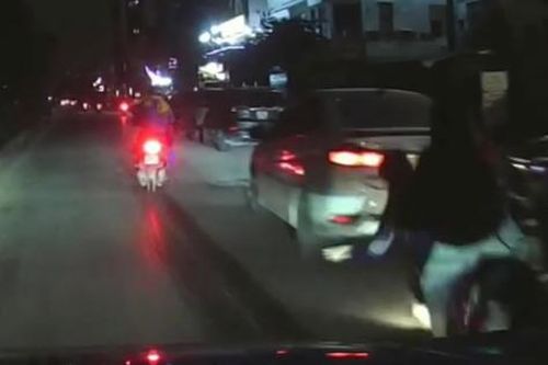 Ô tô dừng giữa đường, xe máy phanh gấp ngã lăn
