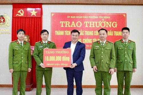 Bắc Ninh: Khen thưởng đột xuất cho Công an phường Yên Dũng trong công tác đấu tranh phòng, chống tội phạm