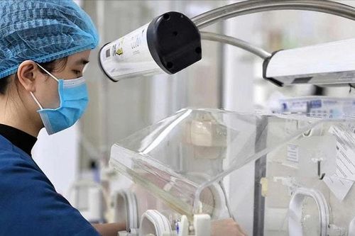 Cắt rốn bằng dao lam sau sinh non tại nhà, bé sơ sinh nguy kịch