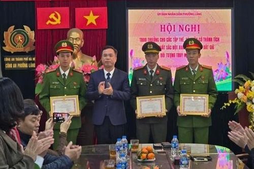 Khen thưởng Công an phường Láng bắt đối tượng truy nã quốc tế