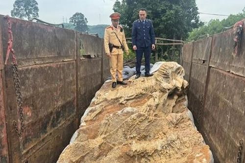 Lén lút vận chuyển vào Nam 2 khối đá hoa nặng 70 tấn