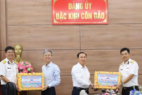 Thăm, tặng quà các cơ quan dân chính Đảng và lực lượng vũ trang đặc khu Côn Đảo