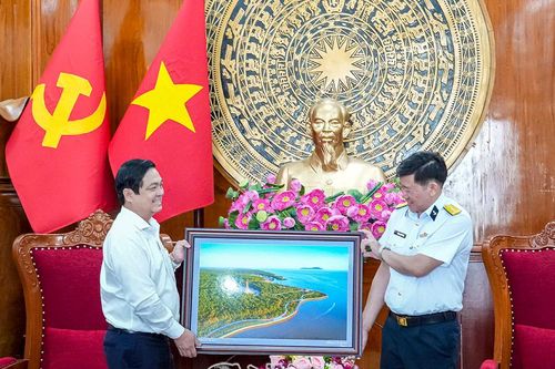 Vùng 5 Hải quân chúc Tết tỉnh Cà Mau