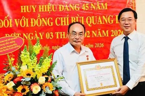 Lãnh đạo TPHCM trao Huy hiệu 45 năm tuổi Đảng cho Thượng tướng Bùi Quang Bền