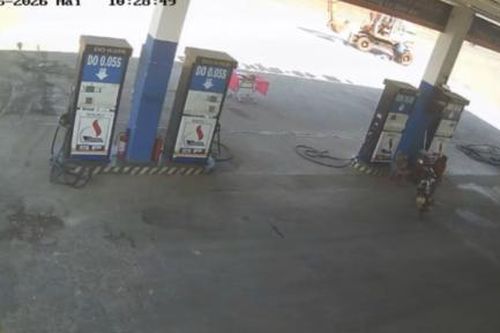 Chủ doanh nghiệp bị xe máy xúc cán tử vong khi đang sửa chữa cây xăng