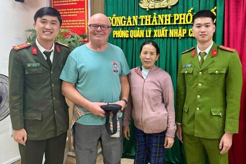 Trả lại iPad, hộ chiếu cho nam du khách người Anh đánh rơi ở Huế