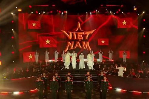 'Tổ quốc trong tim' được vinh danh 'Chương trình biểu diễn của năm' tại Tinh hoa Việt 2025