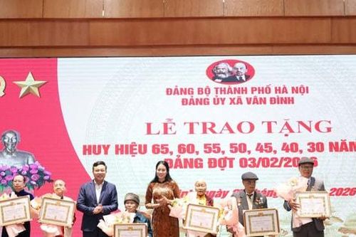 Xã Vân Đình trao tặng Huy hiệu Đảng đợt 3-2