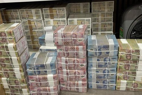 Càng gần Tết Nguyên đán, 'chợ' đổi tiền càng sôi động, phí đẩy lên cao