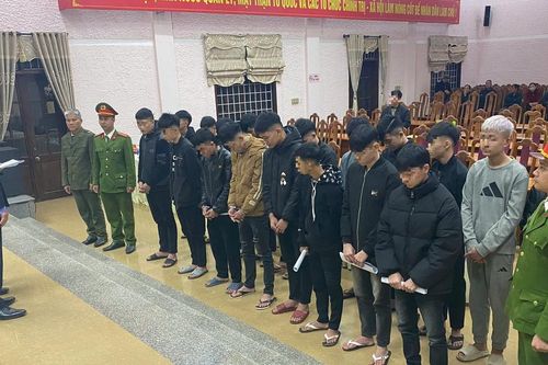 Khởi tố 9 đối tượng dùng dao, búa hỗn chiến trong đêm