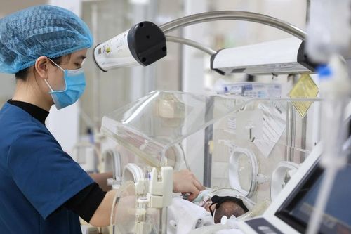 Ninh Bình: Cứu sống trẻ sinh non nguy kịch do đẻ rơi tại nhà, cắt dây rốn bằng dao lam