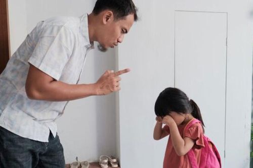 Càng cấm đoán càng phản kháng: 5 điều cha mẹ càng ngăn con càng thích làm
