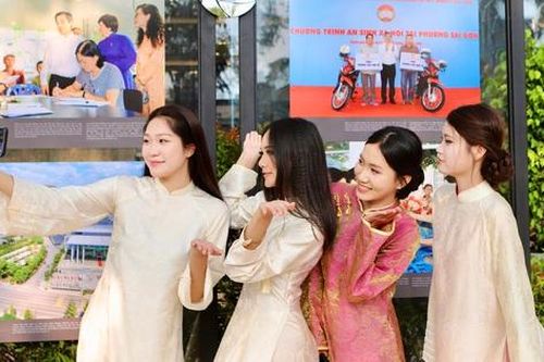 Người dân thích thú check-in Con đường nhiếp ảnh 'độc nhất vô nhị' ở TPHCM