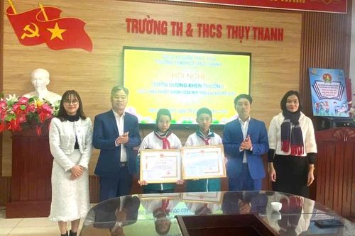Đi học, hai học sinh lớp 6 nhặt được số tiền lớn đánh rơi