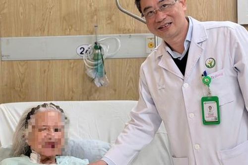 Cứu sống cụ bà 92 tuổi mắc u đại tràng kèm nhiều bệnh nền