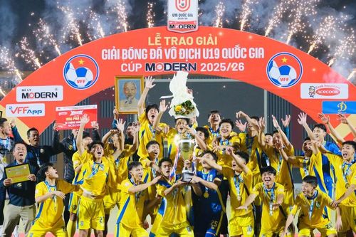 Ngược dòng trên chấm 11m, SLNA vô địch giải U19 quốc gia 2025/26