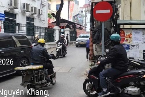Nhiều người dân vô tư đi ngược chiều dưới biển cấm trên đường Nguyễn Khang