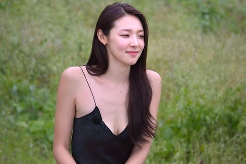Hoa hậu bị chỉ trích vì tán tỉnh 4 người, đòi yêu 2 người cùng lúc
