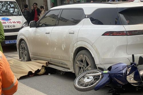Ôtô 7 chỗ cuốn người, xe máy vào gầm khiến một phụ nữ tử vong