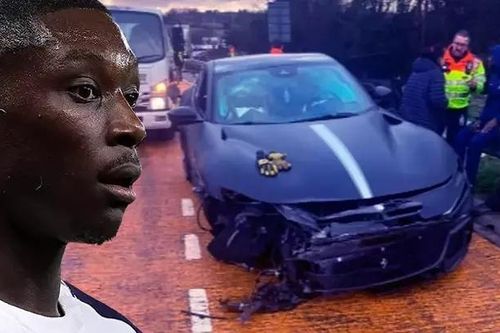 Tiền đạo Tottenham gặp sự cố nổ lốp xe