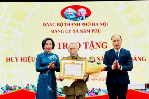 Đảng ủy xã Nam Phù trao Huy Hiệu Đảng tặng 44 đồng chí đợt 3/2