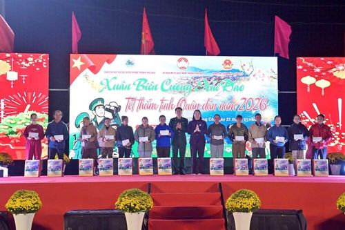 'Xuân biên cương hải đảo' mang Tết sớm đến với người dân vùng biển
