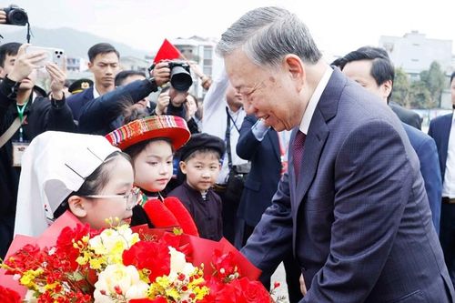 Tổng Bí thư Tô Lâm gặp mặt, nói chuyện với nhân dân các dân tộc tỉnh Cao Bằng