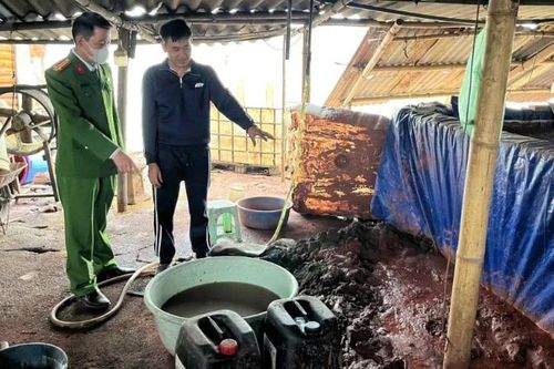 Phát hiện 2 xưởng phân kim xả 6,7 tấn chất thải nguy hại ven sông Đuống