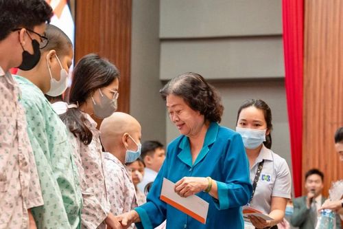 Mang xuân ấm đến với bệnh nhân có hoàn cảnh khó khăn tại nhiều bệnh viện