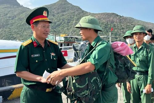 Nhiều đơn vị tiễn quân nhân hoàn thành nghĩa vụ quân sự