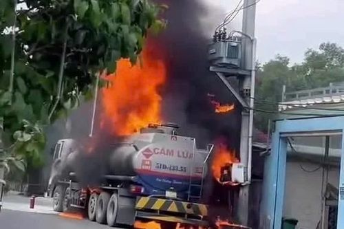 Xe bồn chở xăng bốc cháy dữ dội gần tổng kho xăng dầu ở TPHCM