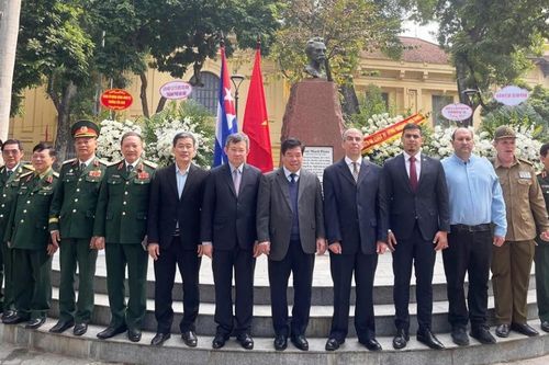 Kỷ niệm 173 năm ngày sinh Anh hùng dân tộc Cuba José Martí tại Hà Nội