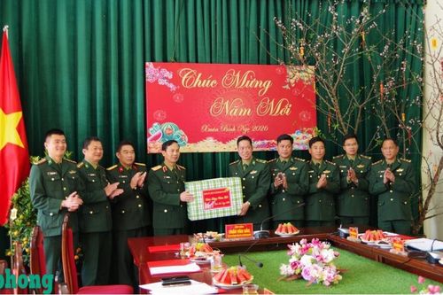 Tư lệnh Quân khu 2 thăm, chúc Tết cán bộ, chiến sĩ Đồn Biên phòng Nậm Lạnh