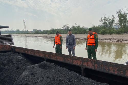 Hải đoàn Biên phòng 38 tạm giữ phương tiện vận chuyển khoảng 200 tấn than trái phép trên biển