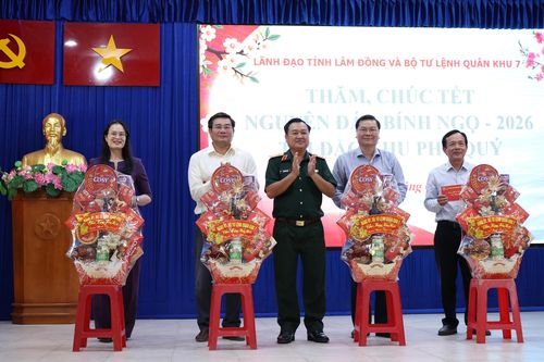 Trung tướng Trần Vinh Ngọc thăm, chúc Tết Đặc khu Phú Quý