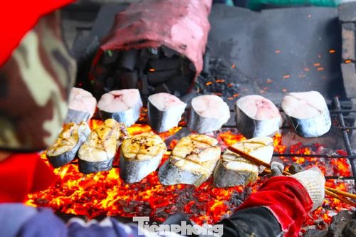 Nướng cá không ngơi tay bên bếp than rực lửa giáp Tết