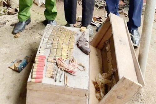 Đi thể dục buổi sáng, người phụ nữ tá hỏa phát hiện hòm chứa súng, lựu đạn