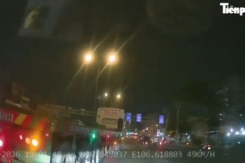 Xe đầu kéo lạng lách, ép ô tô con trên đường gây bức xúc ở TPHCM