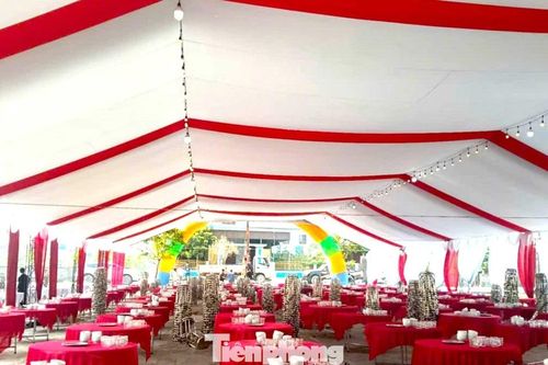 Gia đình cầu thủ Đình Bắc làm 100 mâm cỗ mời hàng xóm để tri ân