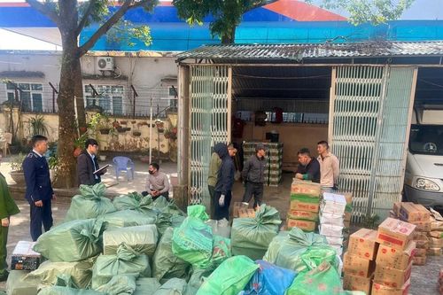 Phát hiện kho xúc xích, chả mực không rõ nguồn gốc ở Móng Cái